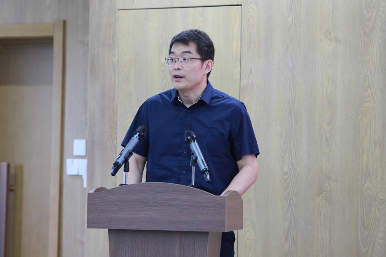 男人站在门前描述已自动生成